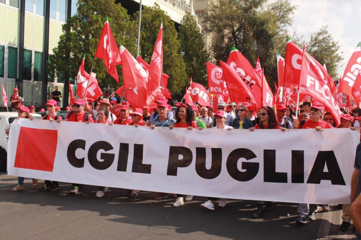 Galleria foto 'Democrazia al lavoro, tremila pugliesi a Roma per la manifestazione della Cgil contro la manovra' - foto 1