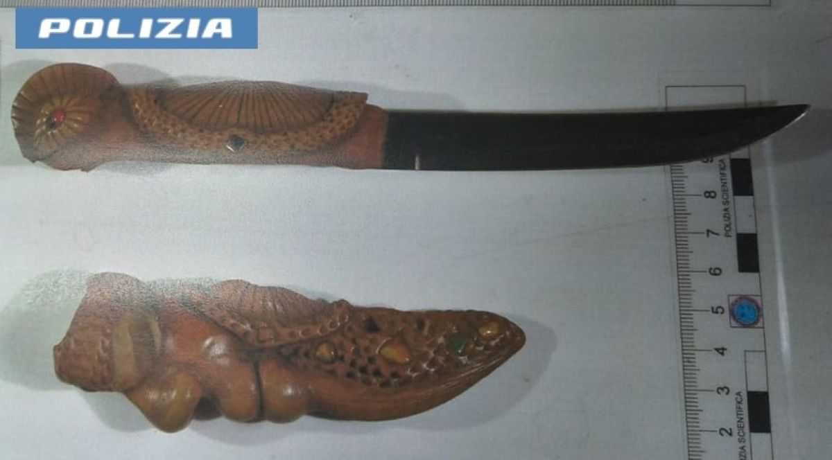 Galleria foto 'Taranto, in preda a una crisi tenta di colpire un poliziotto con un coltello: arrestato un 37enne' - foto 1