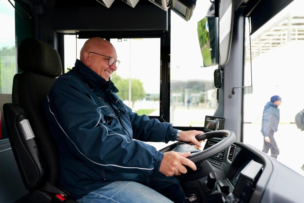 Completata in Puglia la distribuzione degli autobus a metano: «Tuteliamo l’ambiente e riduciamo i costi»