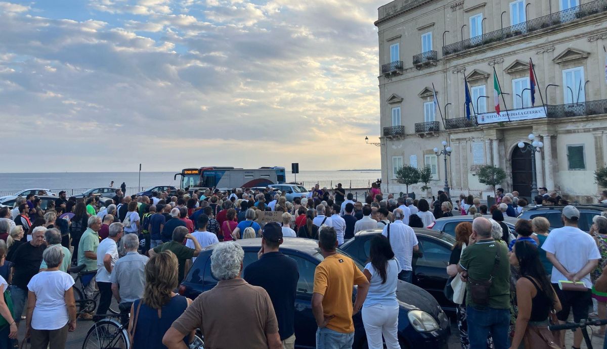 Ex Ilva, il Comune di Taranto non farà ricorso al Tar sull’Aia: consiglieri scortati dalla Digos Ex Ilva, il Comune di Taranto non farà ricorso al Tar sull’Aia: consiglieri scortati dalla Digos