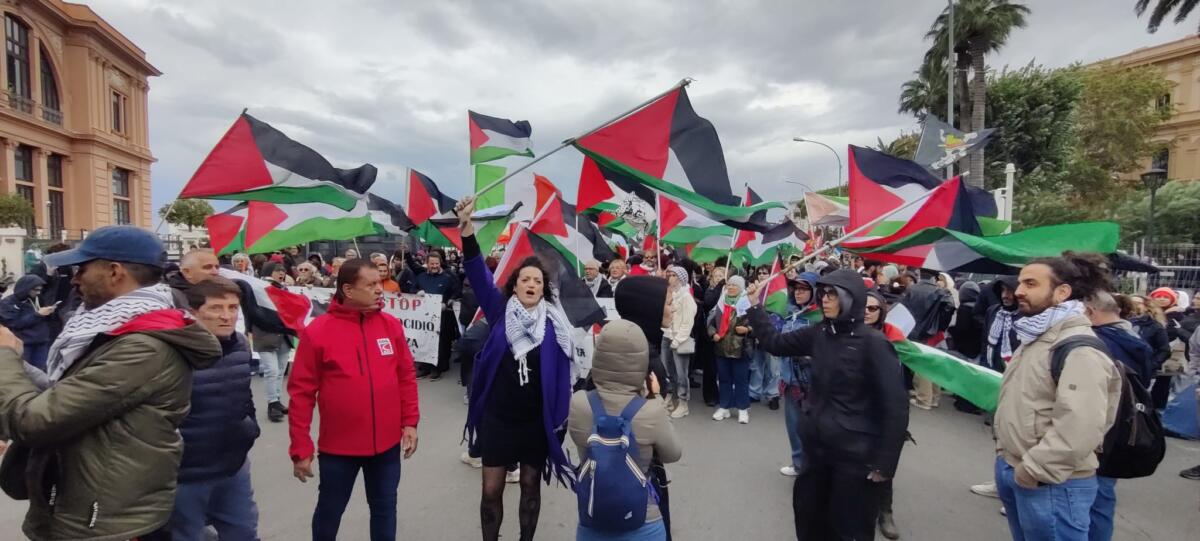Global Sumud Flotilla, a Bari sfila il corteo: «Palestina libera». Manifestanti davanti al Consolato di Israele – VIDEO