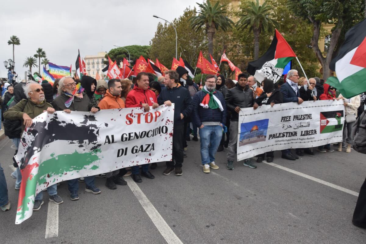 Global Sumud Flotilla, a Bari sfila il corteo: «Palestina libera». Manifestanti davanti al Consolato di Israele – VIDEO