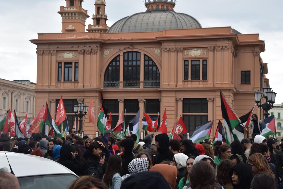 Global Sumud Flotilla, a Bari sfila il corteo: «Palestina libera». Manifestanti davanti al Consolato di Israele – VIDEO