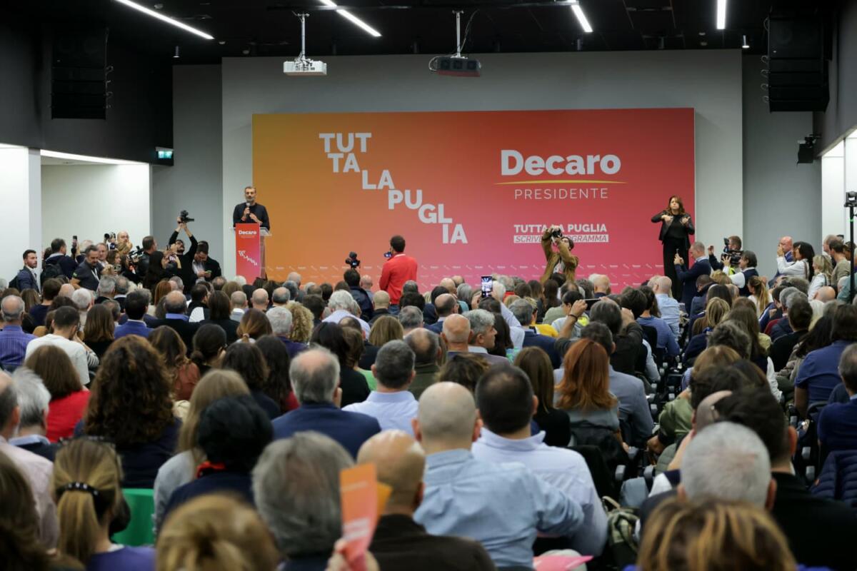 Puglia, Decaro scrive il programma con i cittadini: «Alle regionali sfida con Lobuono? È un galantuomo» Puglia, Decaro scrive il programma con i cittadini: «Alle regionali sfida con Lobuono? È un galantuomo»