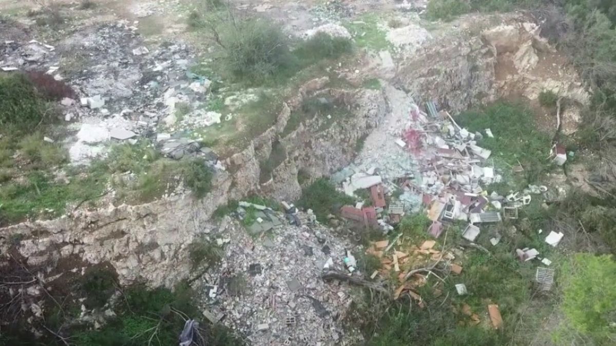 Taranto, i quartieri Paolo VI e Tamburi ridotti a discariche a cielo aperto: due arresti e nove indagati Taranto, i quartieri Paolo VI e Tamburi ridotti a discariche a cielo aperto: due arresti e nove indagati