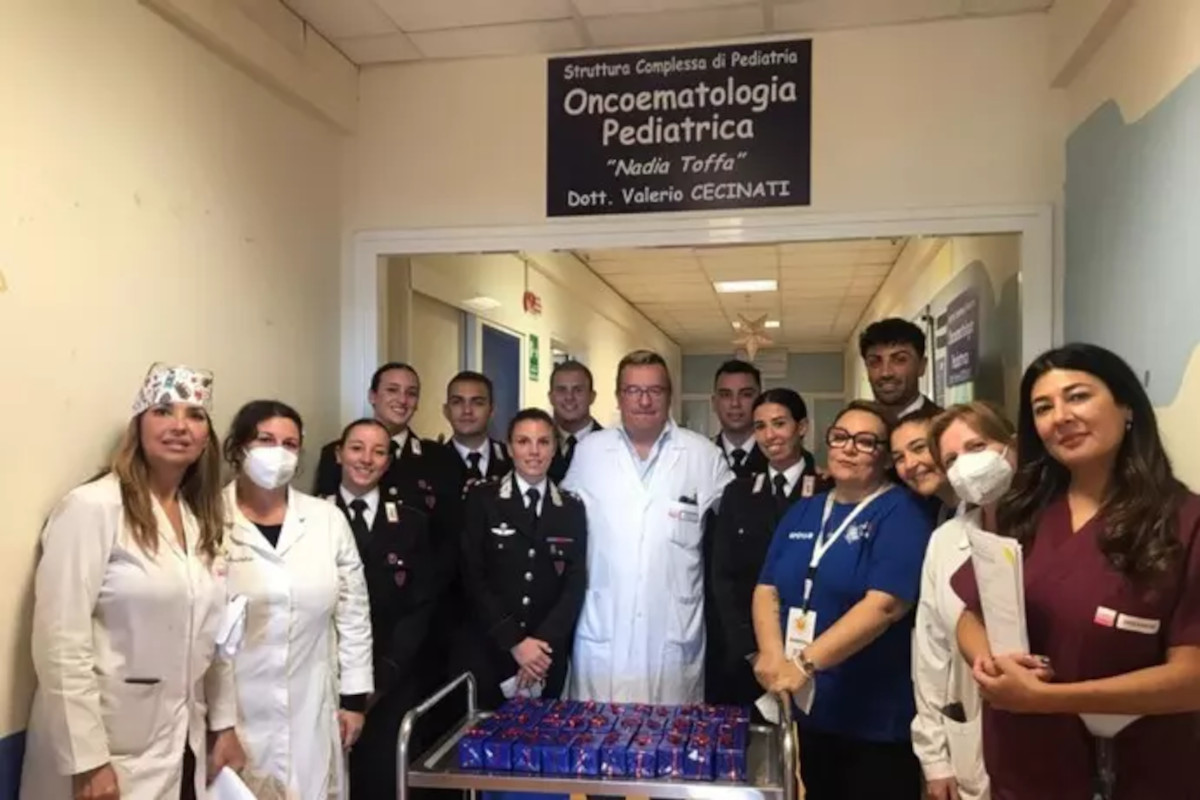 Galleria foto 'Taranto, sorpresa per i piccoli pazienti dell’Oncoematologia pediatrica: gli allievi Carabinieri donano giochi' - foto 1