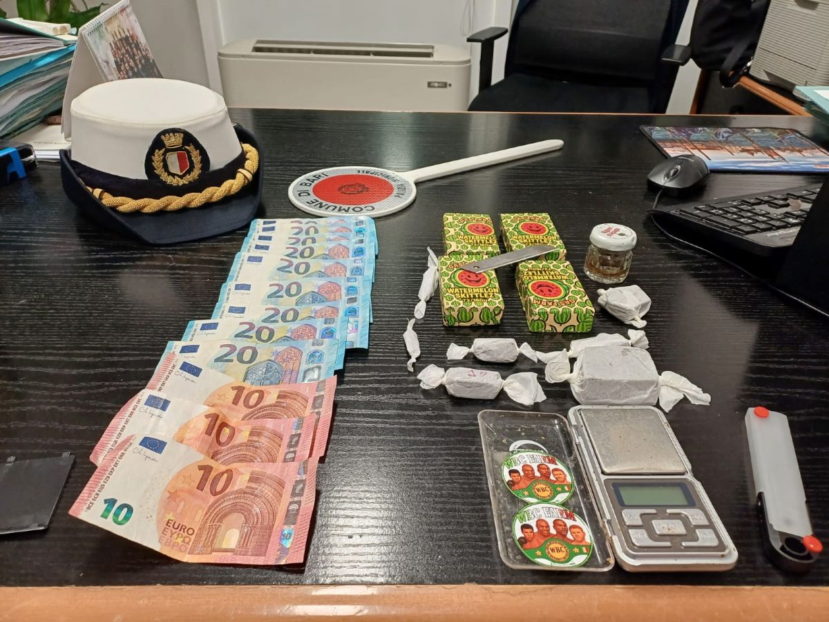 Galleria foto 'Bari, sequestrato mezzo chilo di droga a Poggiofranco: arrestato un 23enne' - foto 1