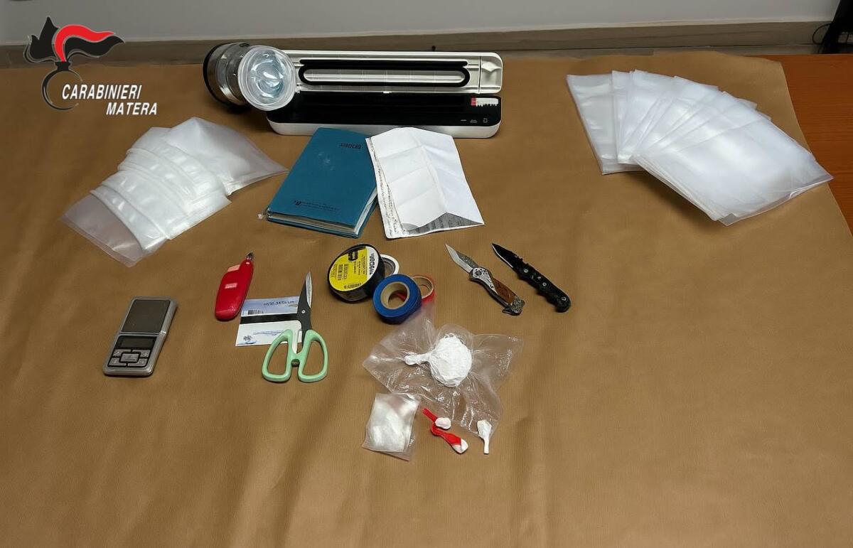 Galleria foto 'Scanzano Jonico, sorpreso a cedere dosi di cocaina a un uomo: un 45enne arrestato per spaccio' - foto 1