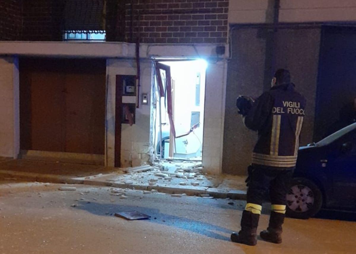 Galleria foto 'San Severo, bomba artigianale esplode davanti a uno stabile: danni al portone e alle auto parcheggiate' - foto 1