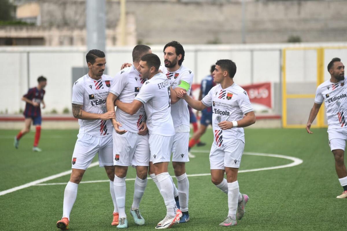 Galleria foto 'Eccellenza: il Taranto ruggisce, demolito l’Acquaviva. Primo gol per Aguilera' - foto 1