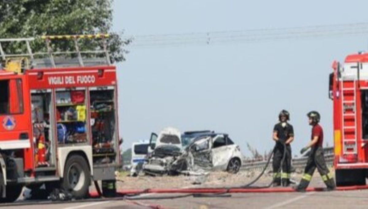 Galleria foto 'Gioiosa Jonica, scontro frontale tra bus e auto: tre morti, due sul colpo e uno in ospedale' - foto 1