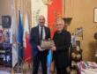 Il giornalista Franco Giuliano dona al sindaco di Bari il suo libro “Sarajevo, dalla guerra alla pace. Trenta anni dopo”