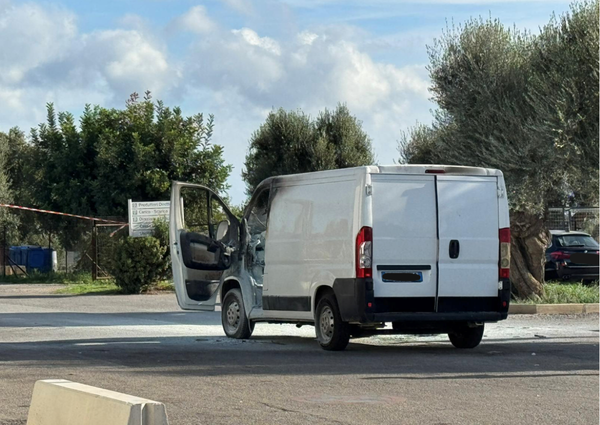 Galleria foto 'Panico a Fasano, rapina al centro agroalimentare: colpi di arma da fuoco e furgone in fiamme' - foto 1
