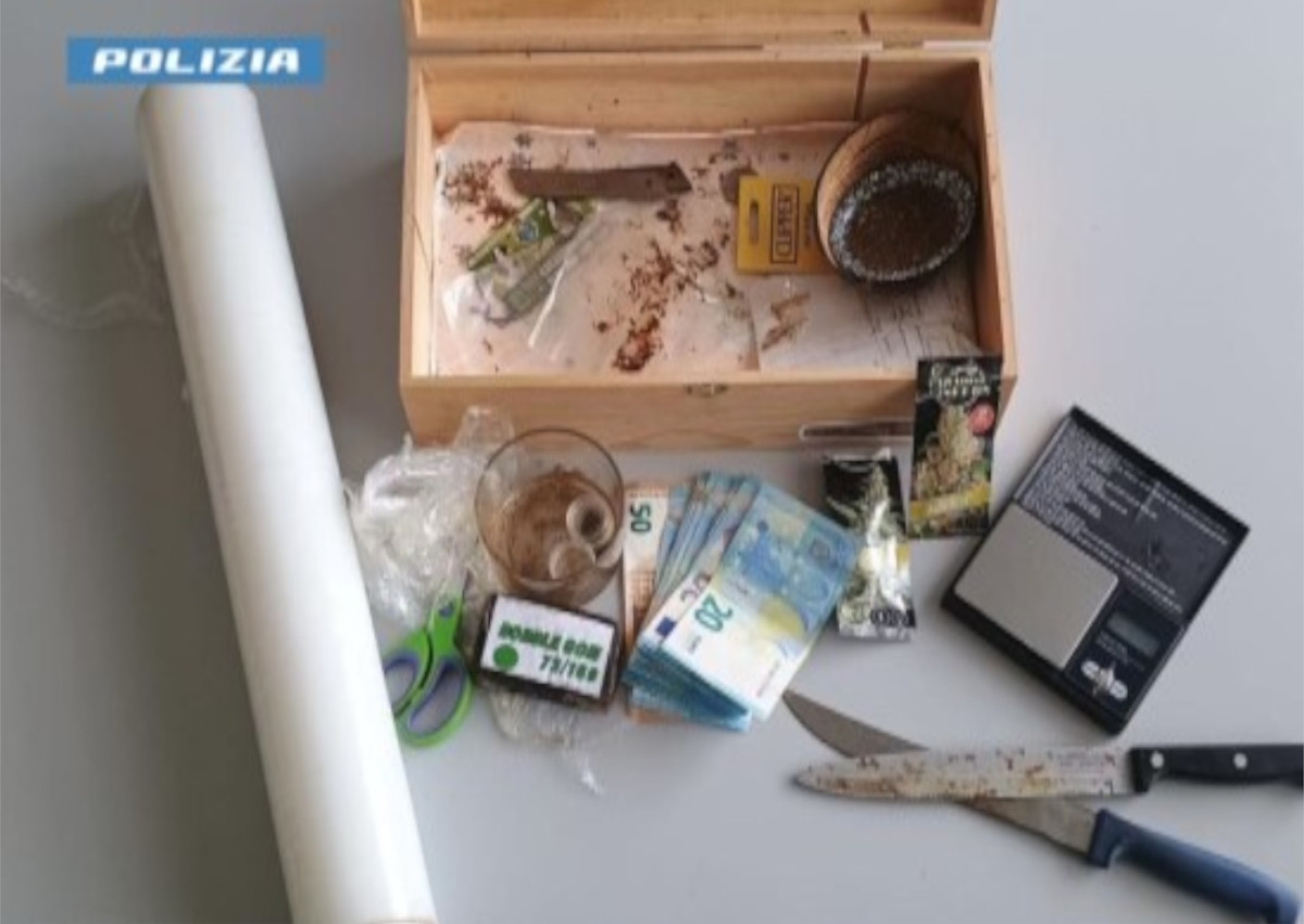 Galleria foto 'Brindisi, nasconde hashish in casa: un uomo di 40 anni arrestato dalla polizia dopo un controllo' - foto 1