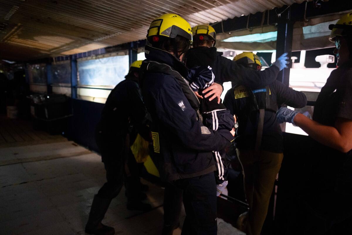Migranti, la Humanity 1 con due cadaveri a bordo dirottata su Porto Empedocle: non sbarcherà a Bari
