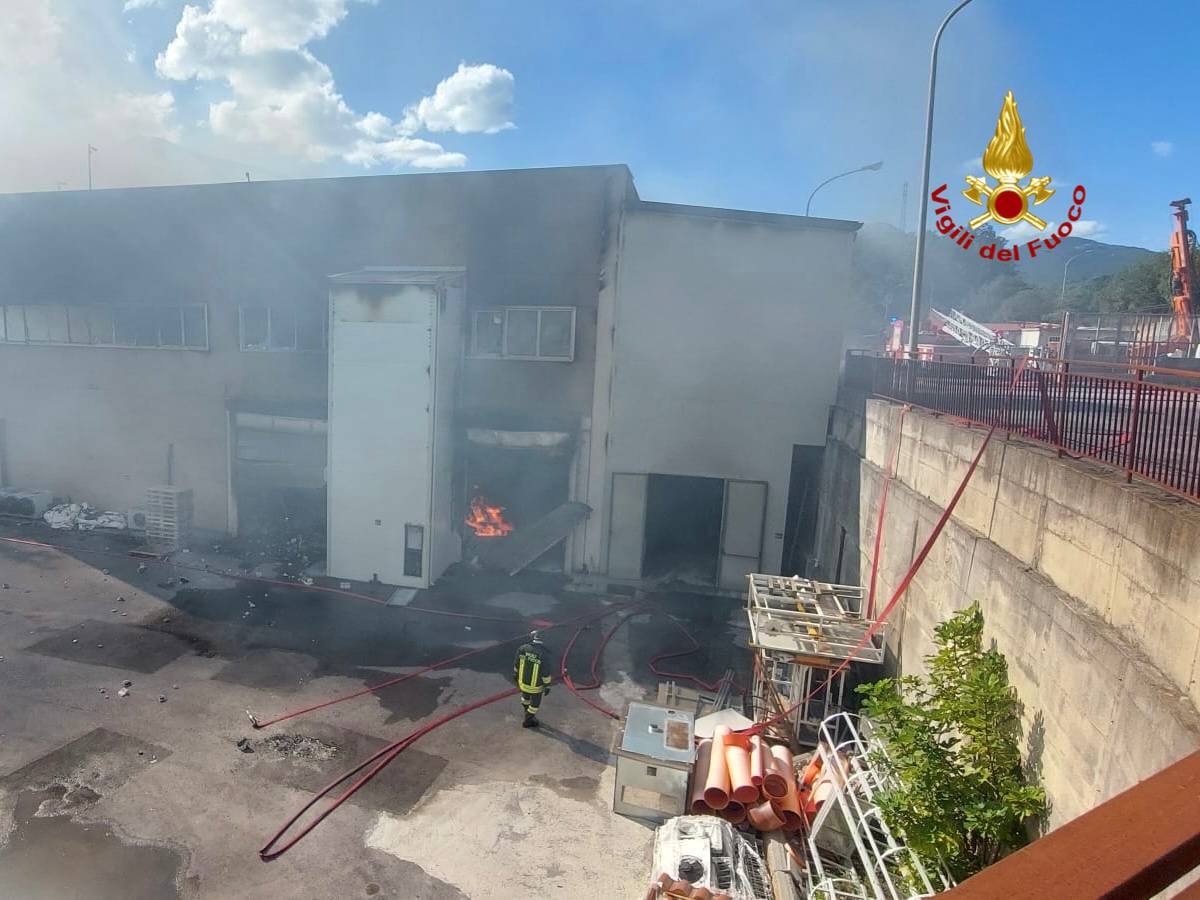Nemoli, incendio distrugge uno stabilimento di panificazione nel Potentino Nemoli, incendio distrugge uno stabilimento di panificazione nel Potentino