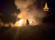 In fiamme un’auto abbandonata nelle campagne di Lecce, intervengono i vigili del fuoco