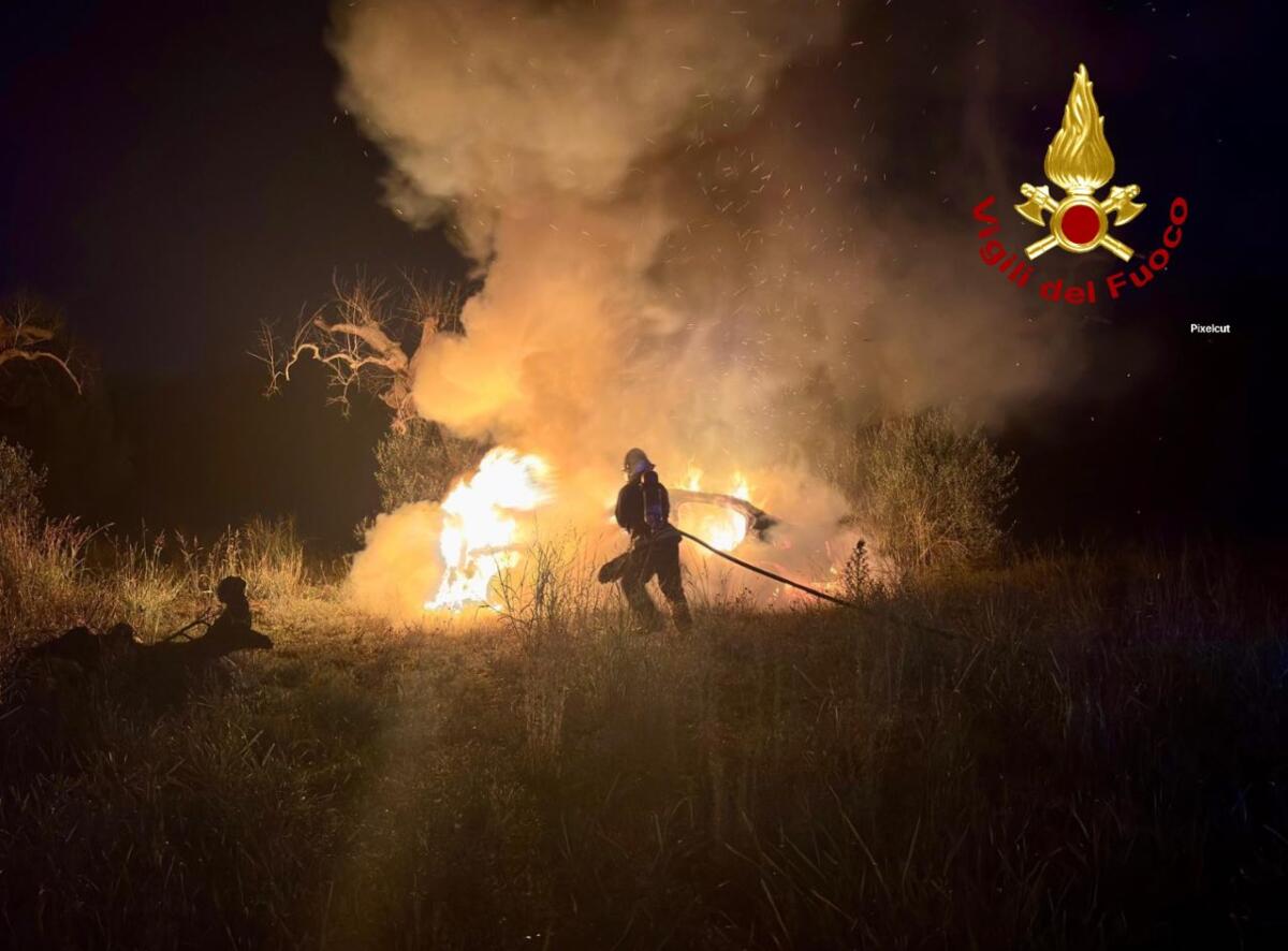 In fiamme un’auto abbandonata nelle campagne di Lecce, intervengono i vigili del fuoco In fiamme un’auto abbandonata nelle campagne di Lecce, intervengono i vigili del fuoco