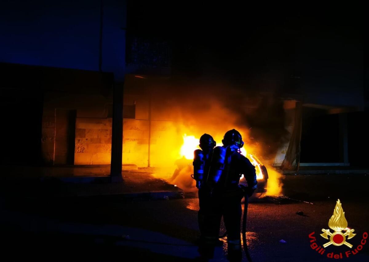 Galleria foto 'Rutigliano, scoppia l’incendio nella notte: un’auto distrutta dalle fiamme. Intervengono i vigili del fuoco' - foto 1