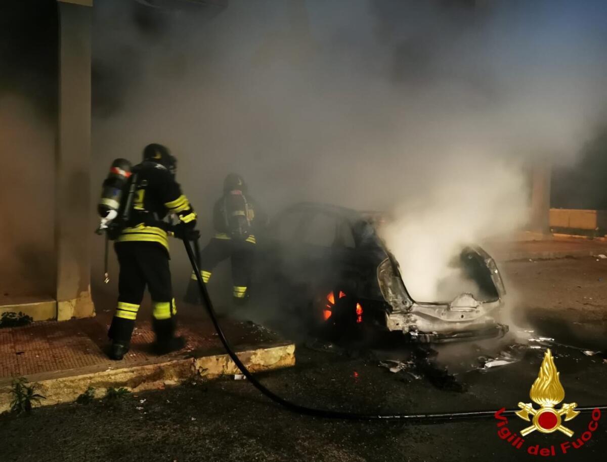 Galleria foto 'Rutigliano, scoppia l’incendio nella notte: un’auto distrutta dalle fiamme. Intervengono i vigili del fuoco' - foto 2