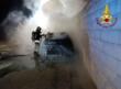 Un escavatore e un’auto in fiamme nel Salento, intervengono i vigili del fuoco: indagano i carabinieri