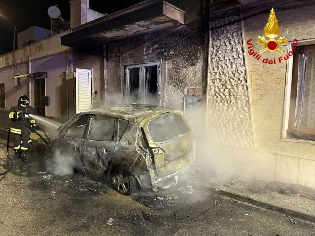 Galleria foto 'Auto in fiamme a San Pietro Vernotico, danni alla facciata di una casa: paura per le tubature del gas' - foto 1