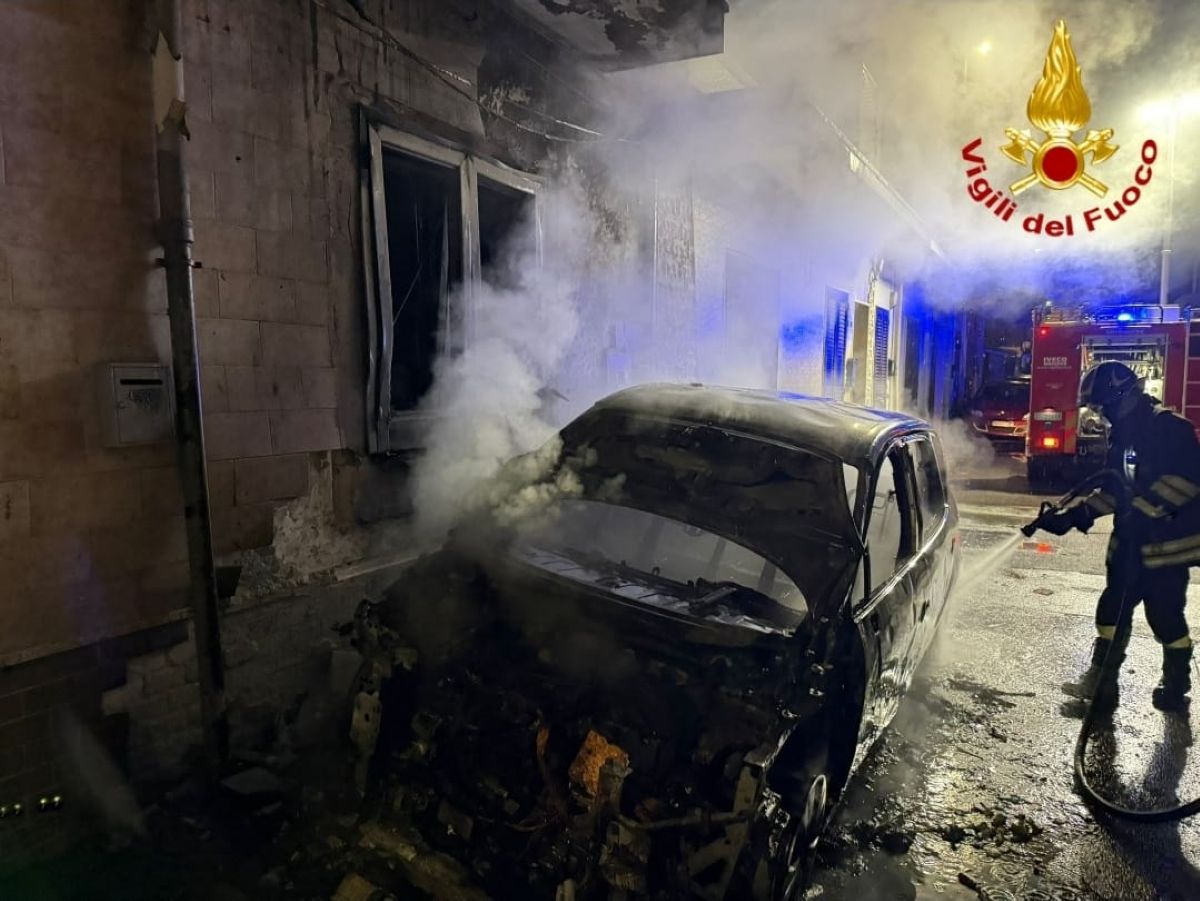 Galleria foto 'Auto in fiamme a San Pietro Vernotico, danni alla facciata di una casa: paura per le tubature del gas' - foto 2