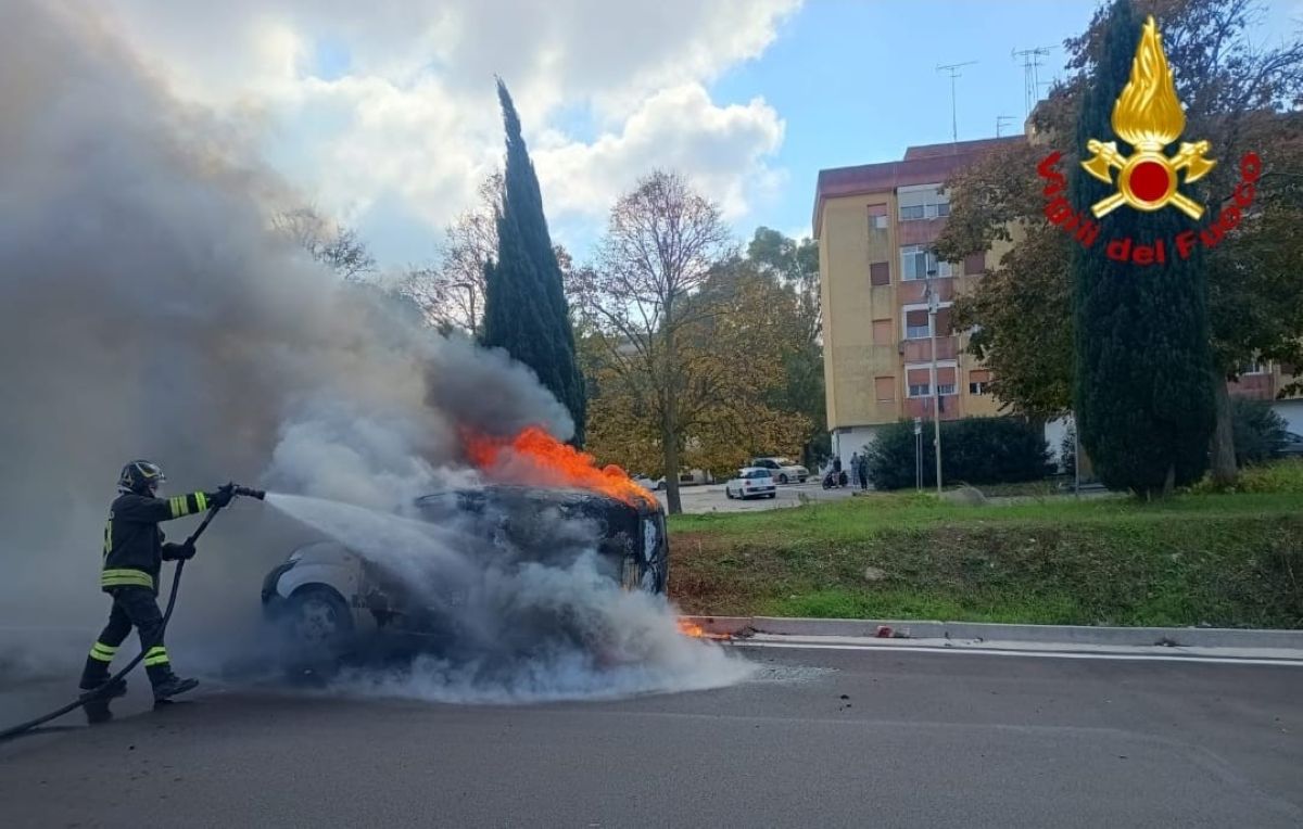 Galleria foto 'Paura a Brindisi, furgone avvolto dalle fiamme in centro: intervengono i vigili del fuoco' - foto 1