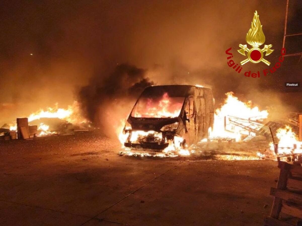 Galleria foto 'Paura a Taviano, a fuoco undici furgoni di una struttura per anziani: indagano i carabinieri' - foto 1