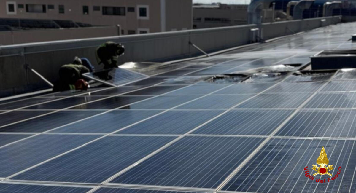 Galleria foto 'Modugno, in fiamme i pannelli fotovoltaici sul tetto di un’azienda: intervengono i vigili del fuoco – FOTO' - foto 4