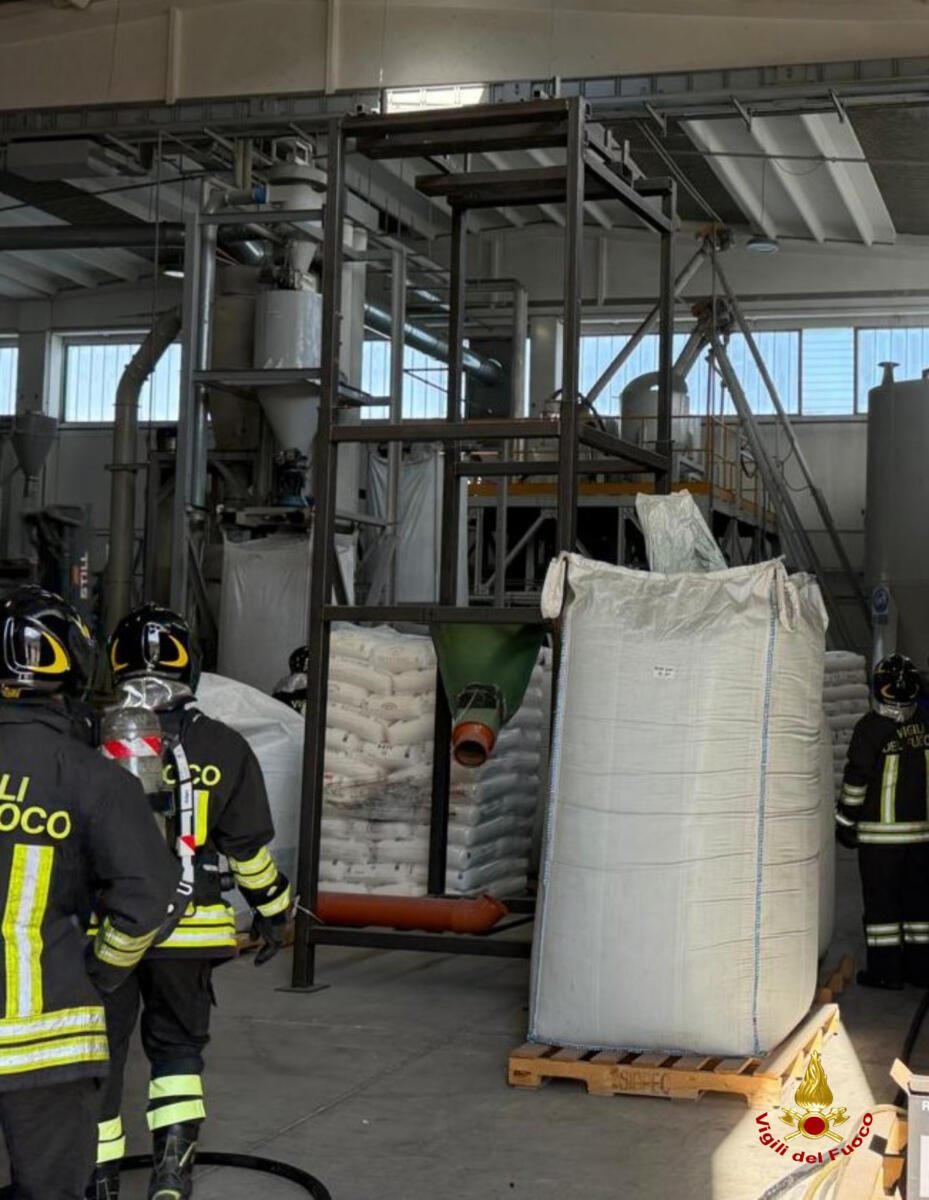 Galleria foto 'Modugno, in fiamme i pannelli fotovoltaici sul tetto di un’azienda: intervengono i vigili del fuoco – FOTO' - foto 3