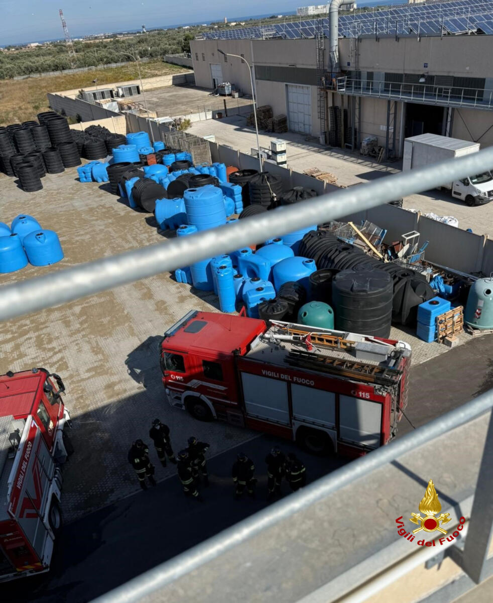Galleria foto 'Modugno, in fiamme i pannelli fotovoltaici sul tetto di un’azienda: intervengono i vigili del fuoco – FOTO' - foto 2