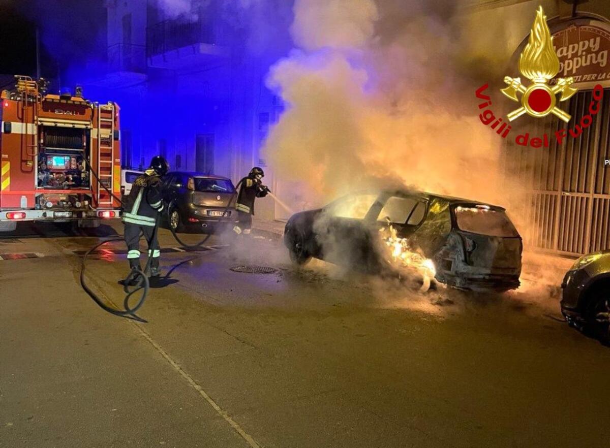 Notte di paura nel parcheggio dell’ospedale di Casarano, a fuoco due auto: indagano i carabinieri