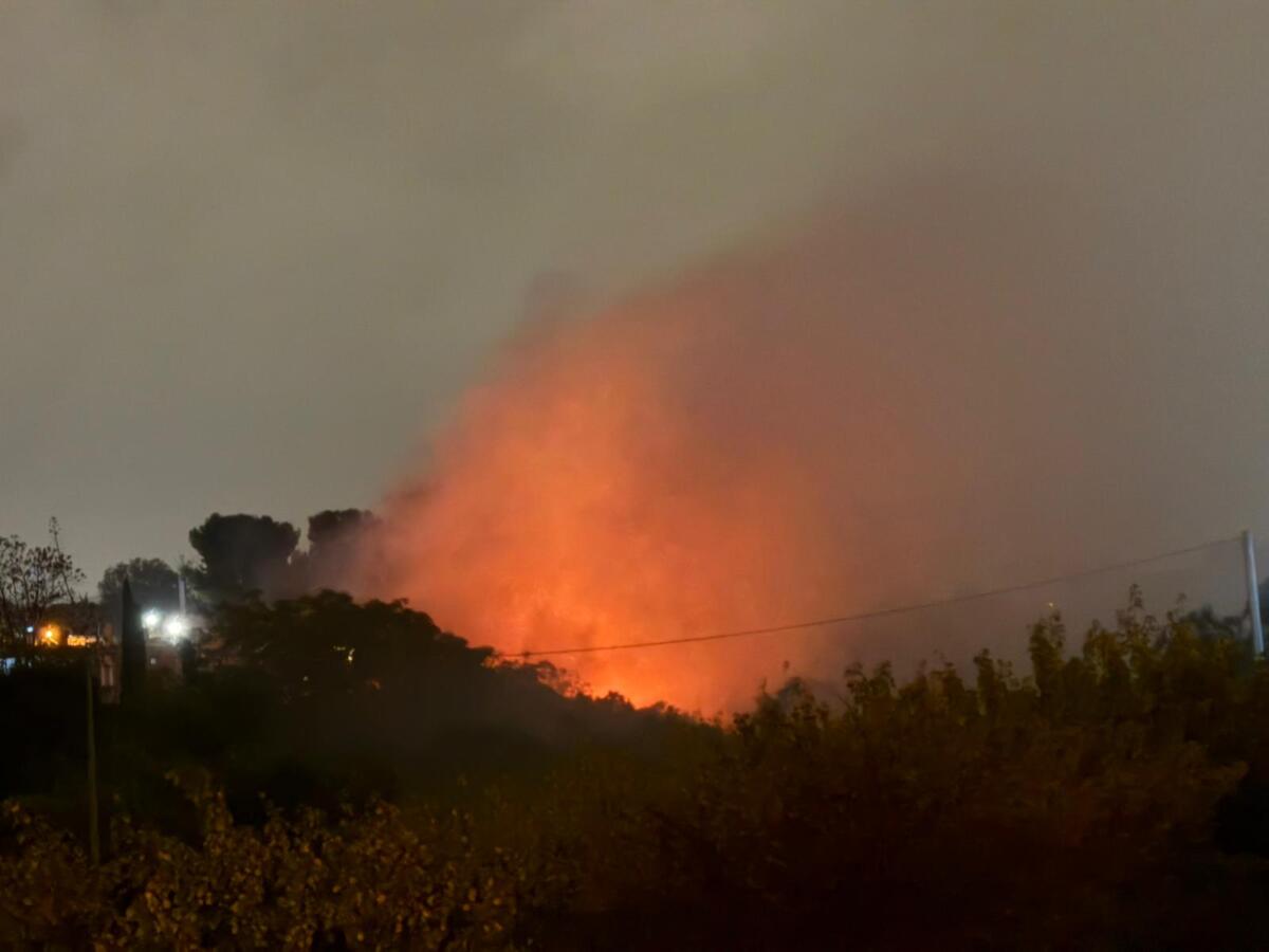 Bari, vasto incendio nel quartiere Stanic: evacuate le abitazioni – FOTO Bari, vasto incendio nel quartiere Stanic: evacuate le abitazioni – FOTO