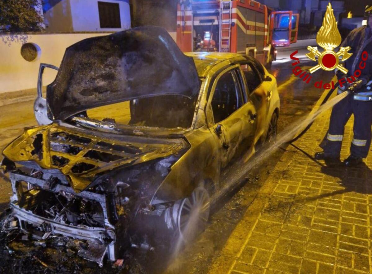 Notte di paura nel parcheggio dell’ospedale di Casarano, a fuoco due auto: indagano i carabinieri