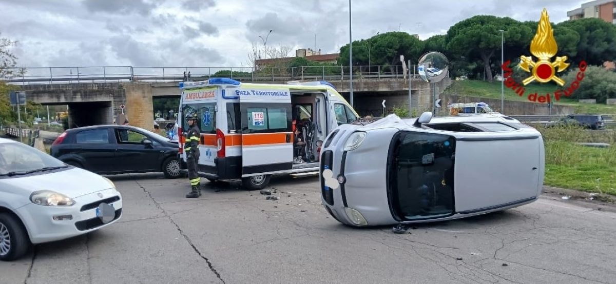 Galleria foto 'Incidente sulla complanare di Brindisi, due auto si scontrano: una si ribalta. I conducenti in ospedale' - foto 1