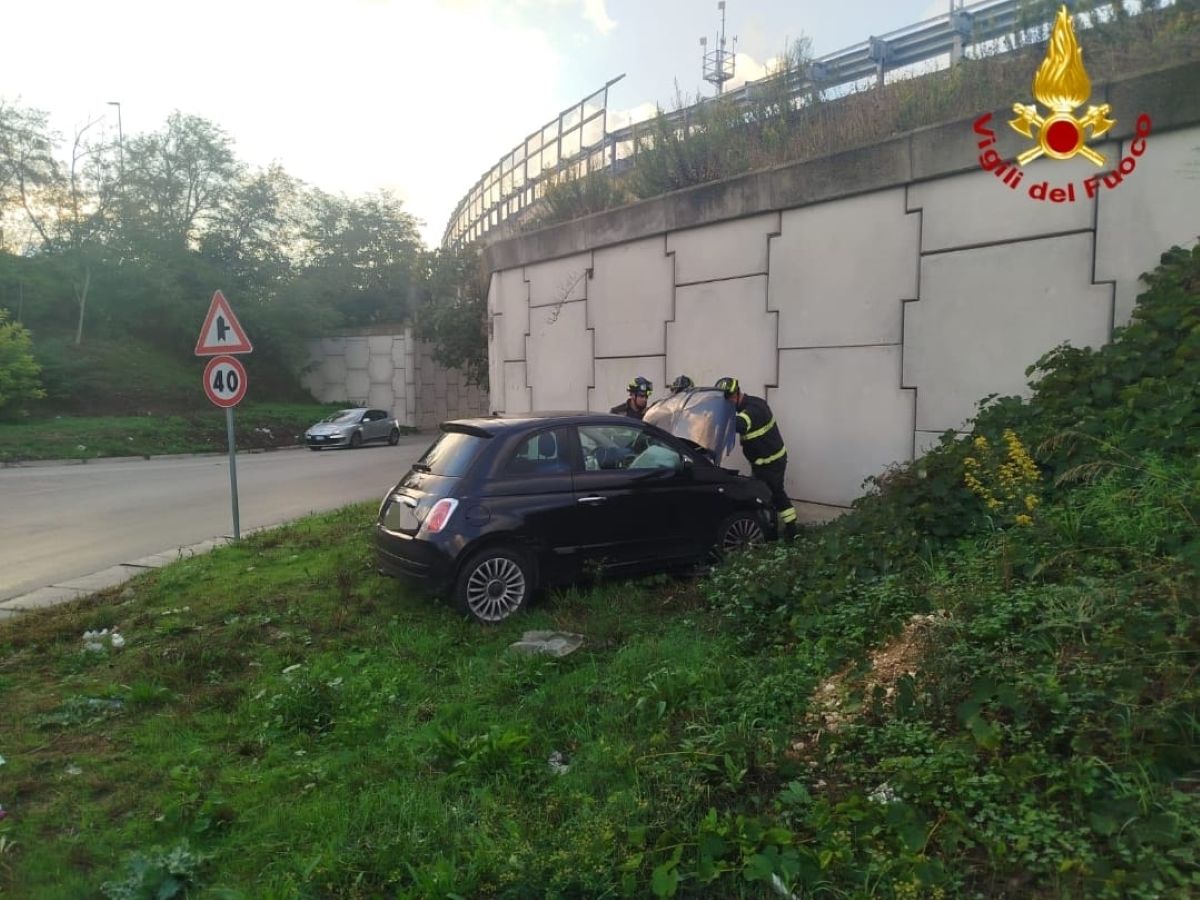 Galleria foto 'Brindisi, scontro tra due auto all'”incrocio della morte”: un ferito in ospedale. Intervengono i vigili del fuoco' - foto 2