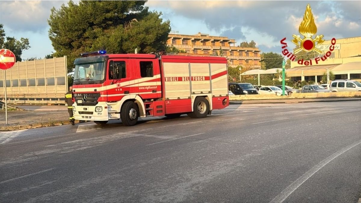 Galleria foto 'Brindisi, scontro tra due auto all'”incrocio della morte”: un ferito in ospedale. Intervengono i vigili del fuoco' - foto 1
