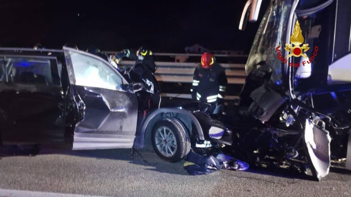 Galleria foto 'Marsico Nuovo, scontro tra auto e bus sulla Fondo valle d’Agri: muore il conducente della vettura' - foto 1