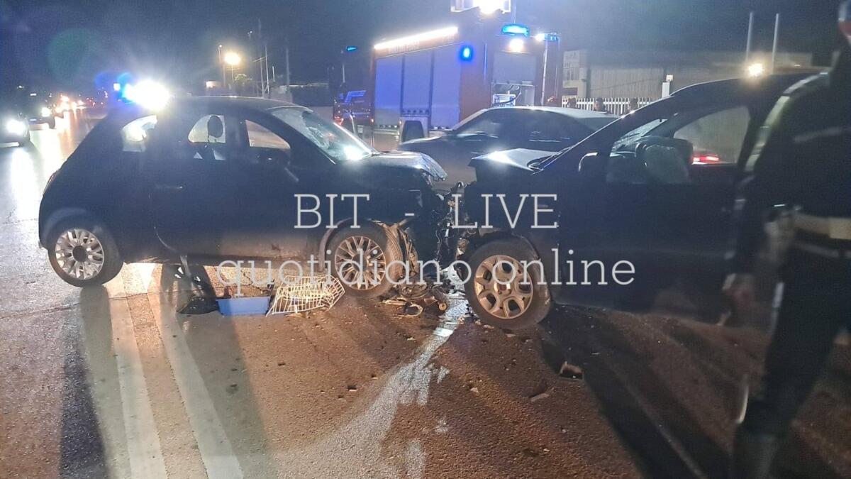 Galleria foto 'Scontro frontale tra due auto sulla provinciale 231 Modugno-Bitonto: un neonato in codice rosso' - foto 1