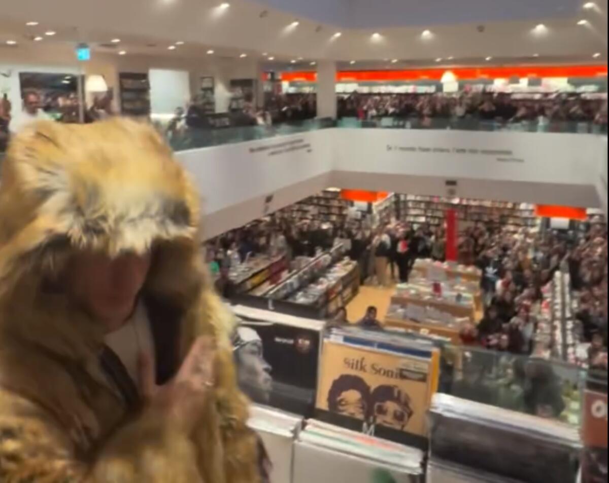 Galleria foto 'Irama a Bari, delirio alla Feltrinelli per il firmacopie del nuovo album “Antologia della vita e della morte” – VIDEO' - foto 1