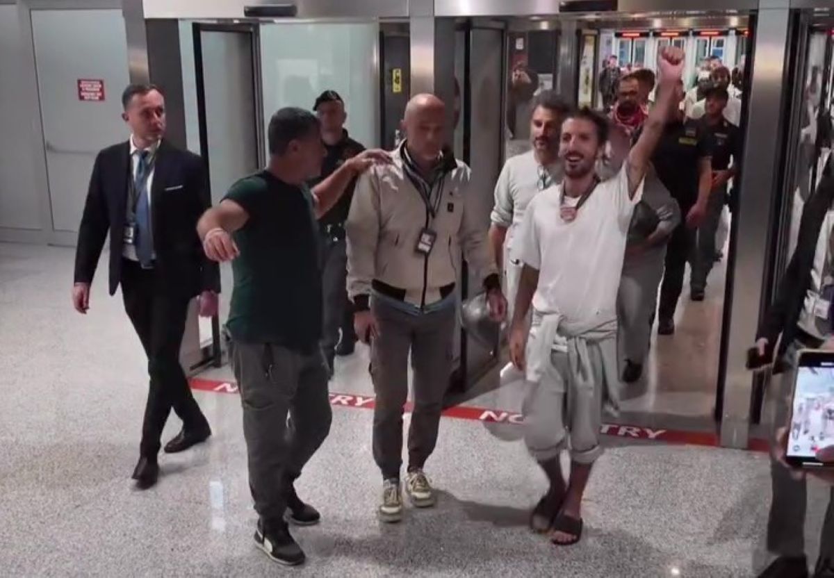 Global Sumud Flotilla, Tony La Piccirella torna a Bari: «A Gaza gli israeliani volevano umiliarci» Global Sumud Flotilla, Tony La Piccirella torna a Bari: «A Gaza gli israeliani volevano umiliarci»