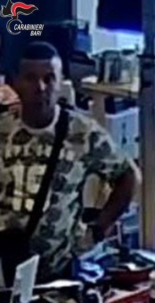 Galleria foto 'Furto al centro commerciale di Molfetta, i carabinieri diffondono la foto del presunto autore' - foto 1