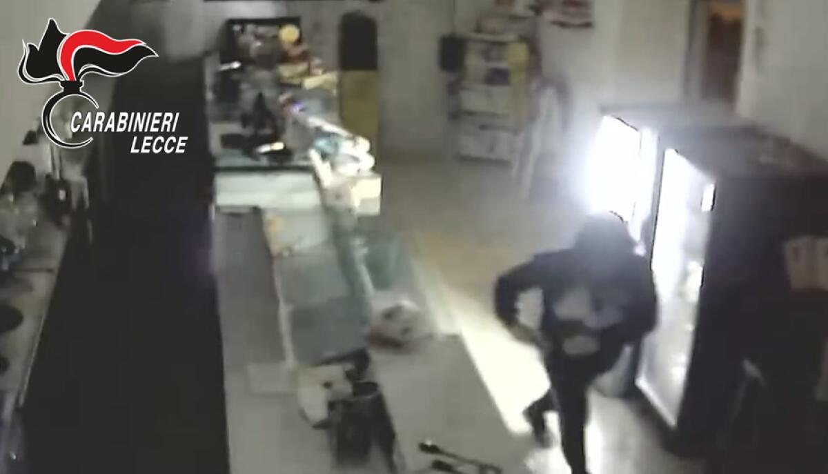 Furti in attività commerciali di Casarano e Melissano, i carabinieri arrestano il ladro seriale Furti in attività commerciali di Casarano e Melissano, i carabinieri arrestano il ladro seriale