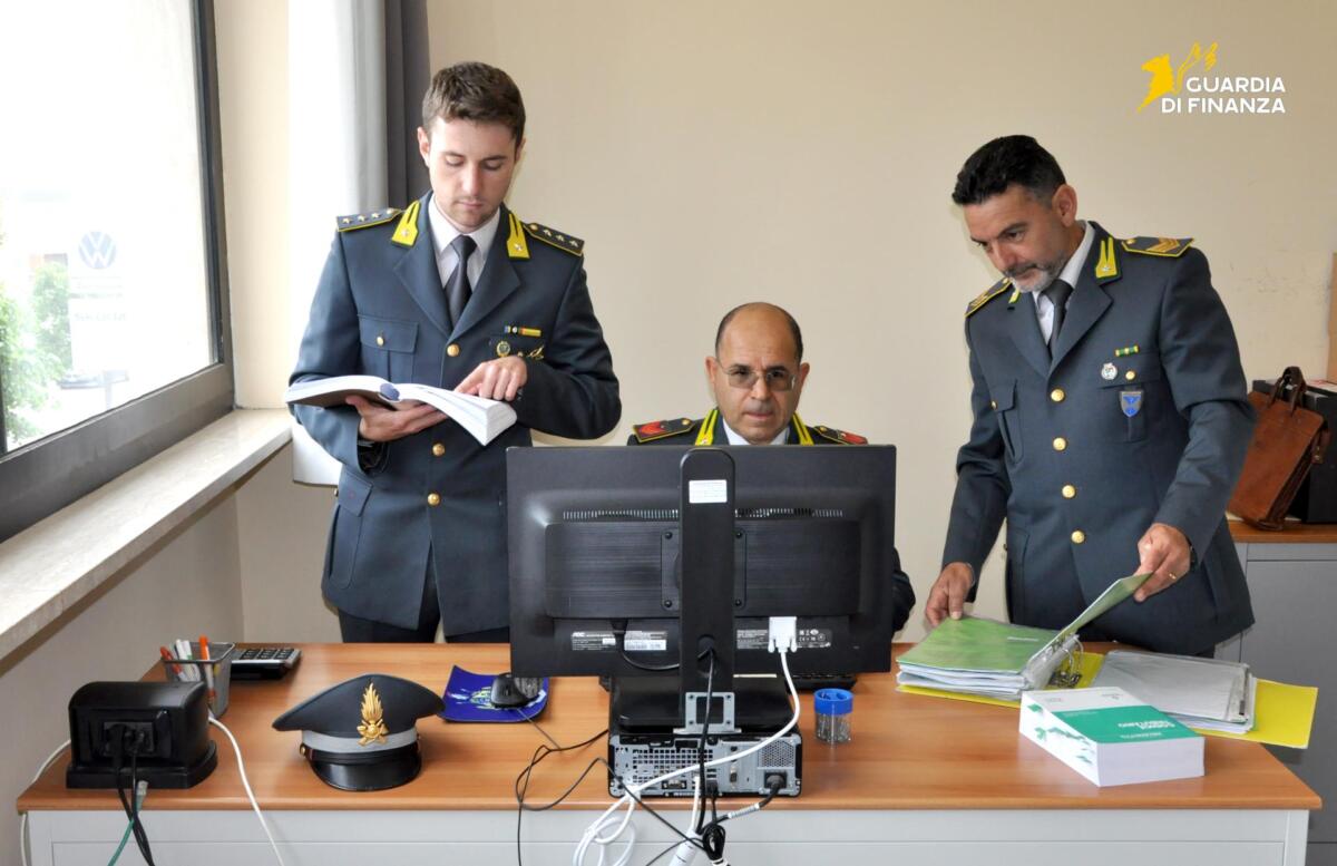 Fasano, scoperti 16 lavoratori irregolari: 13 completamente in nero. Sospese 4 attività commerciali Fasano, scoperti 16 lavoratori irregolari: 13 completamente in nero. Sospese 4 attività commerciali