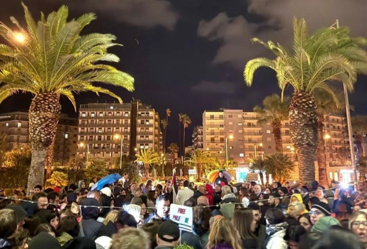 Luci sulla Palestina, flash mob negli ospedali italiani per i quasi 2mila operatori sanitari uccisi a Gaza Luci sulla Palestina, flash mob negli ospedali italiani per i quasi 2mila operatori sanitari uccisi a Gaza