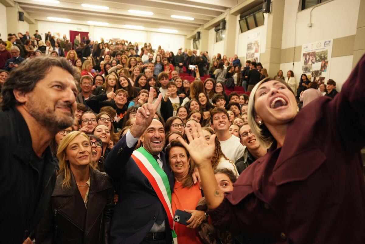 Galleria foto 'Bari, il “Socrate” compie 50 anni: festa con gli ex studenti al liceo. C’erano anche Leccese e Brancale' - foto 1