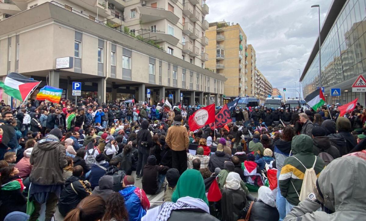 Protesta pro-Gaza a Bari, continuano le tensioni: manifestanti tentano di bloccare la stazione centrale Protesta pro-Gaza a Bari, continuano le tensioni: manifestanti tentano di bloccare la stazione centrale
