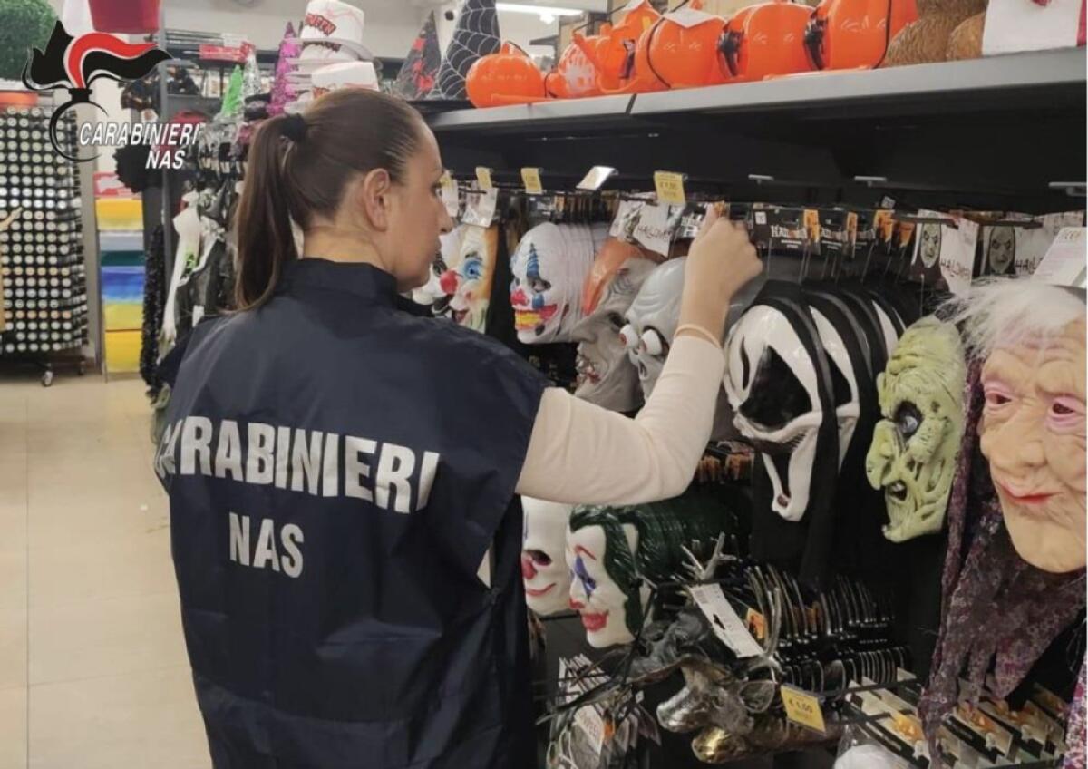Galleria foto 'Maschere e giocattoli per Halloween pericolosi per la salute umana: scatta il sequestro nel Barese' - foto 1