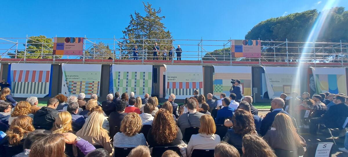 Bari svela “Murà”: 300 metri di murale collettivo su giustizia, legalità e inclusione – FOTO